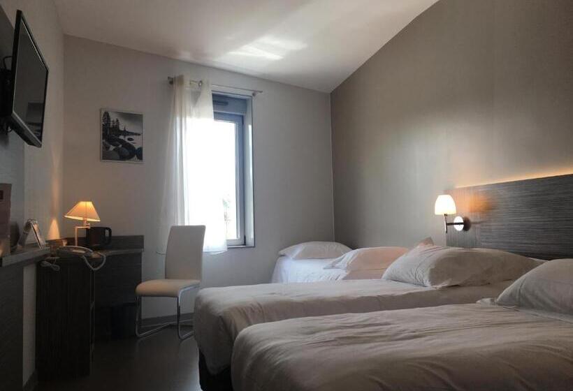 Номер Стандарт Трехместный, Kyriad Saint Chely D Apcher  Aire De La Lozere