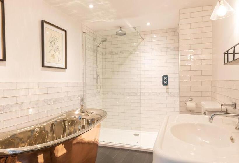 غرفة سوبيريور سرير كينج, The Bear