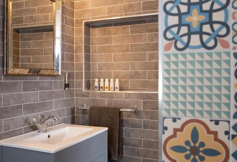 غرفة قياسية, The Bear