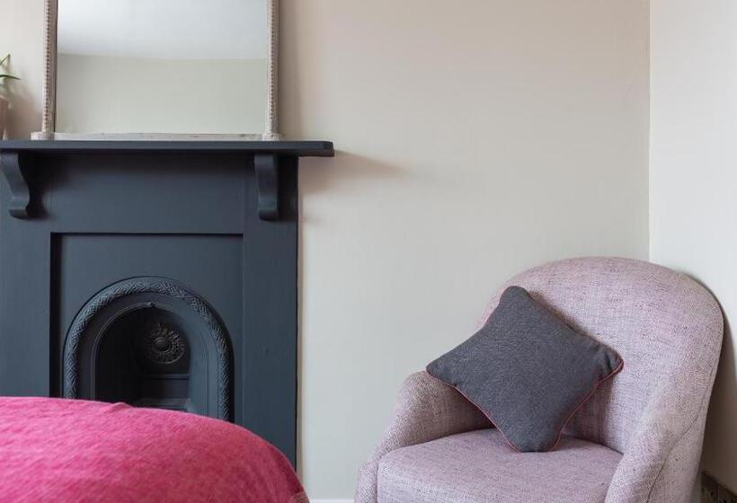 غرفة قياسية, The Bear