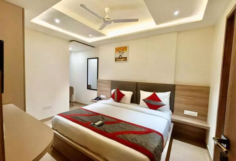 デラックスルーム, Tripple Tree   Karol Bagh