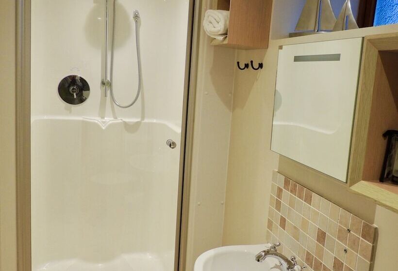 חדר סטנדרט, The Lighthouse