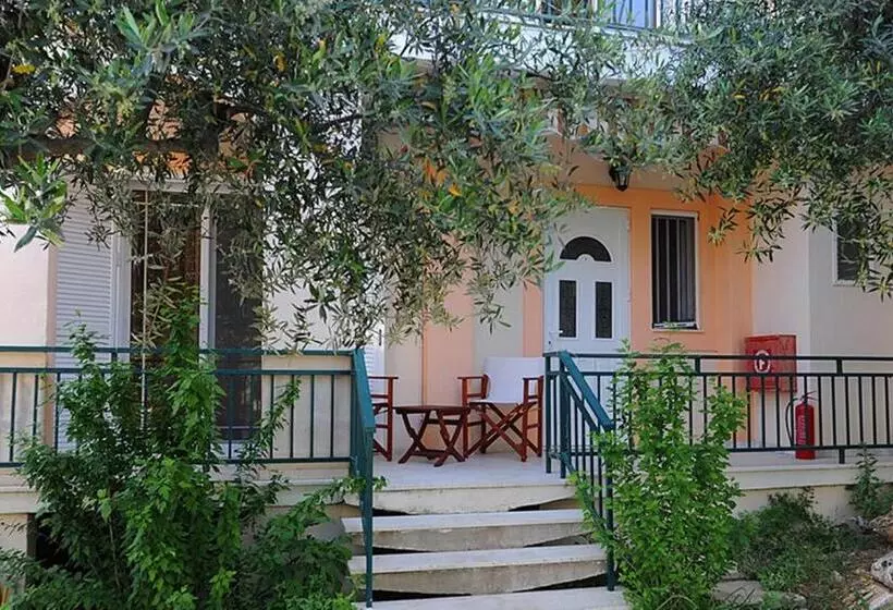 マウンテンビューのワンルーム, Villa Magemenou