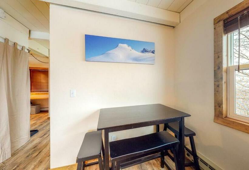 آپارتمان 2 خوابه, Haley Condo