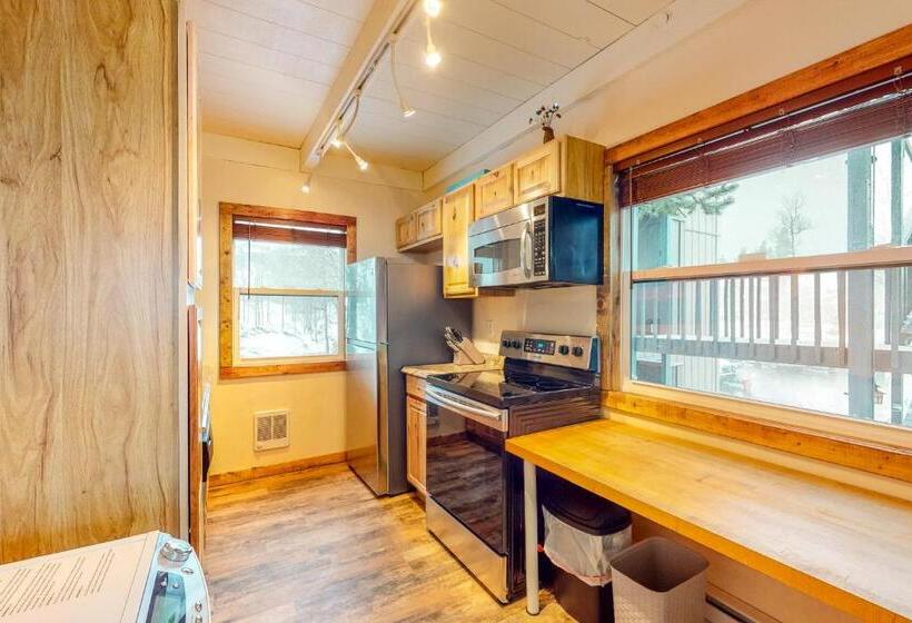 آپارتمان 2 خوابه, Haley Condo