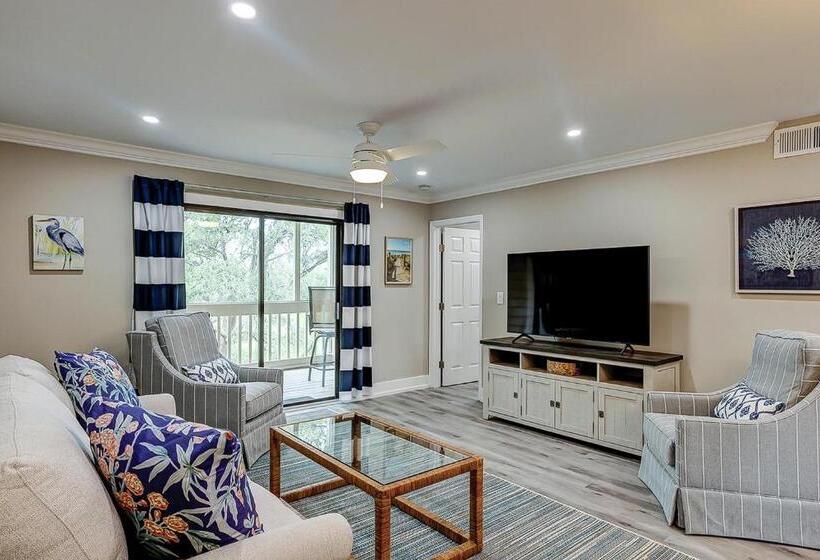 Апартаменты 2 Спальни, Bend In The Road 2003