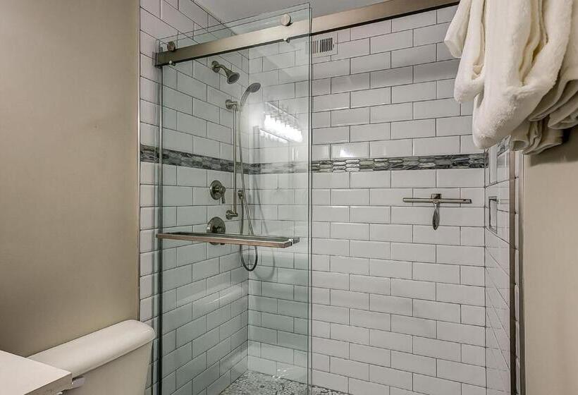 Апартаменты 2 Спальни, Bend In The Road 2003