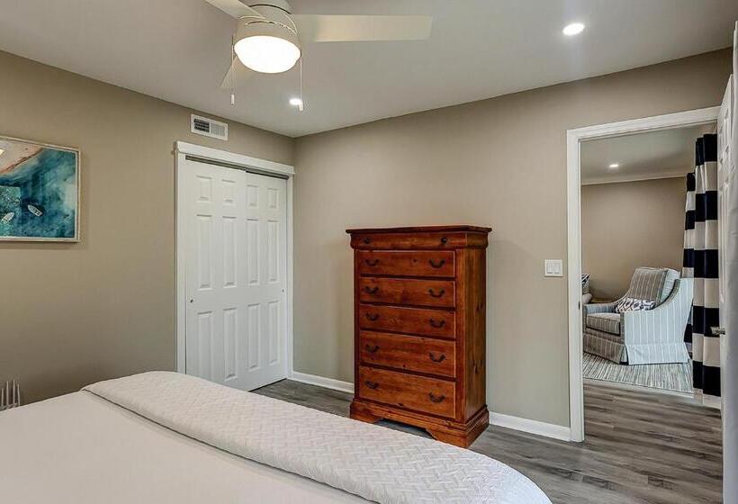 Апартаменты 2 Спальни, Bend In The Road 2003