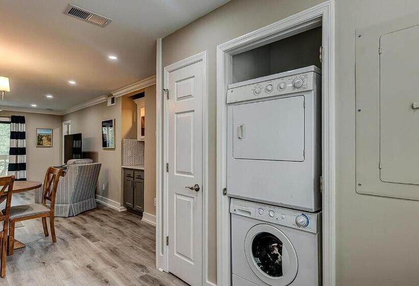 Апартаменты 2 Спальни, Bend In The Road 2003