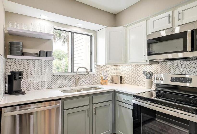 Апартаменты 2 Спальни, Bend In The Road 2003