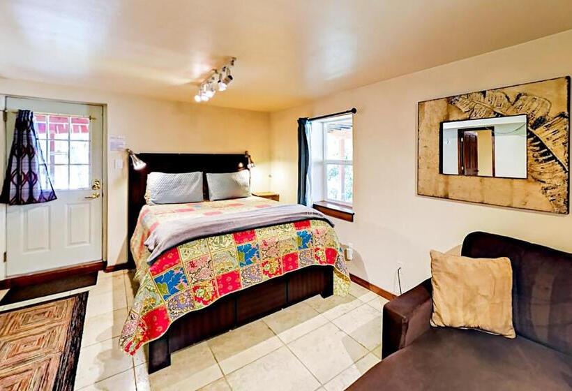 استودیوی استاندارد, Eagles Nest