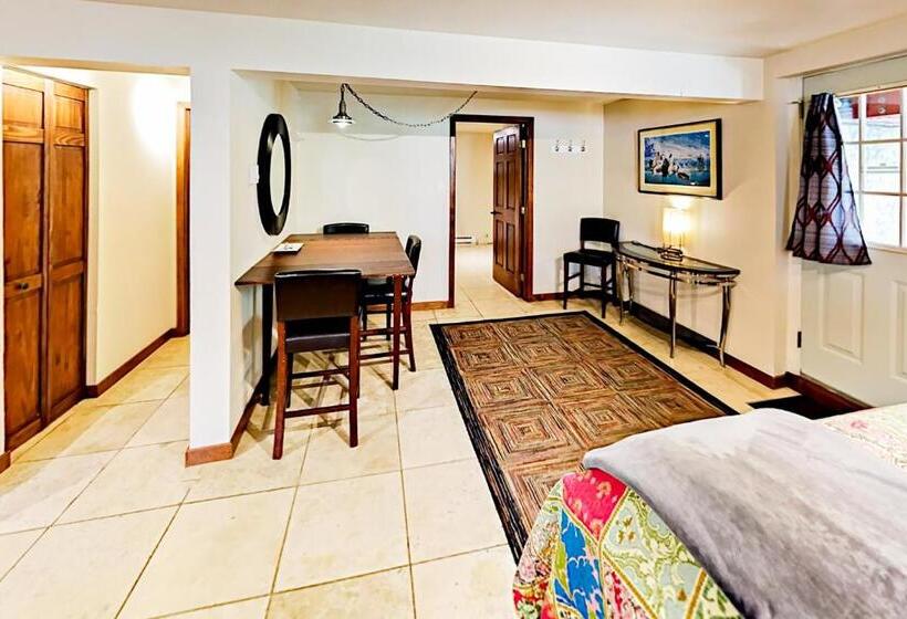 استودیوی استاندارد, Eagles Nest