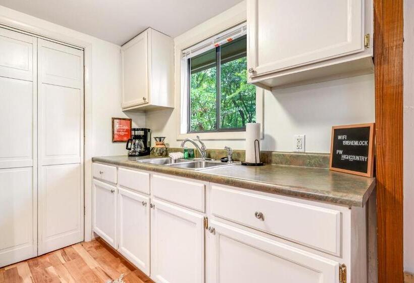 דירת חדר, Hemlock Hideaway