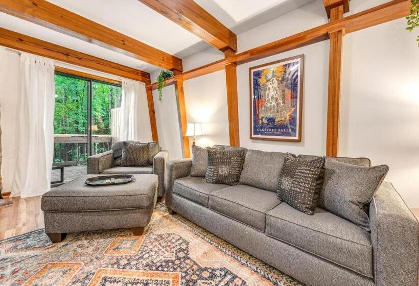 דירת חדר, Hemlock Hideaway