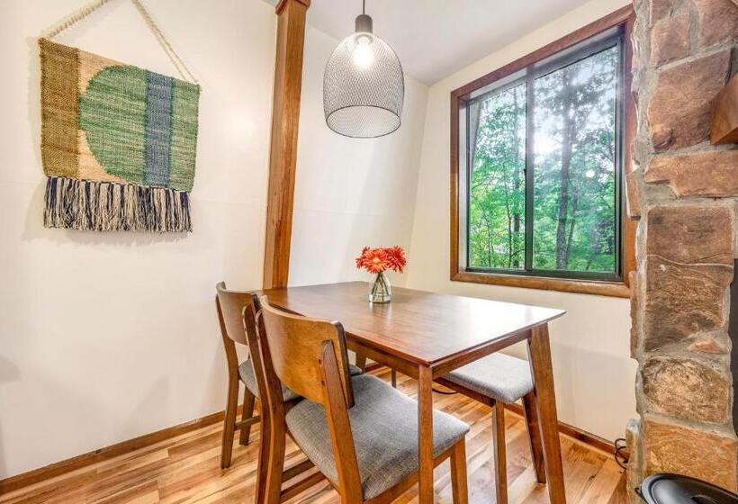 דירת חדר, Hemlock Hideaway