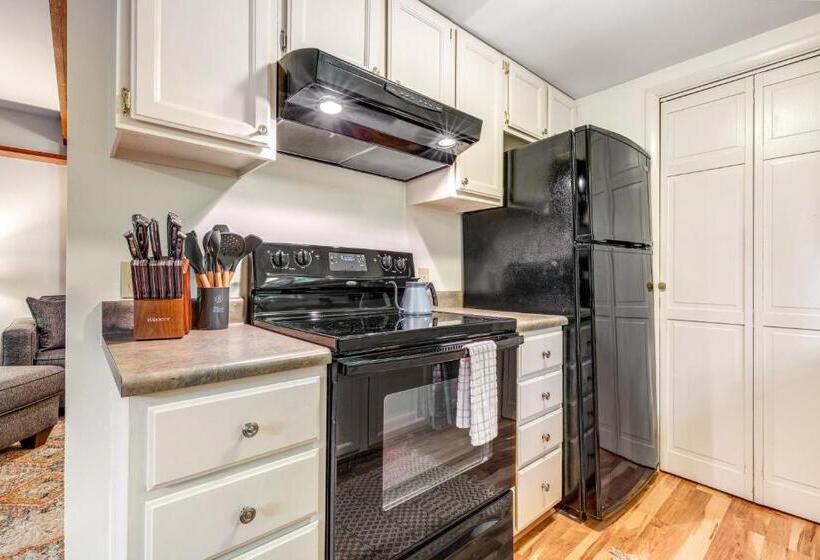 דירת חדר, Hemlock Hideaway