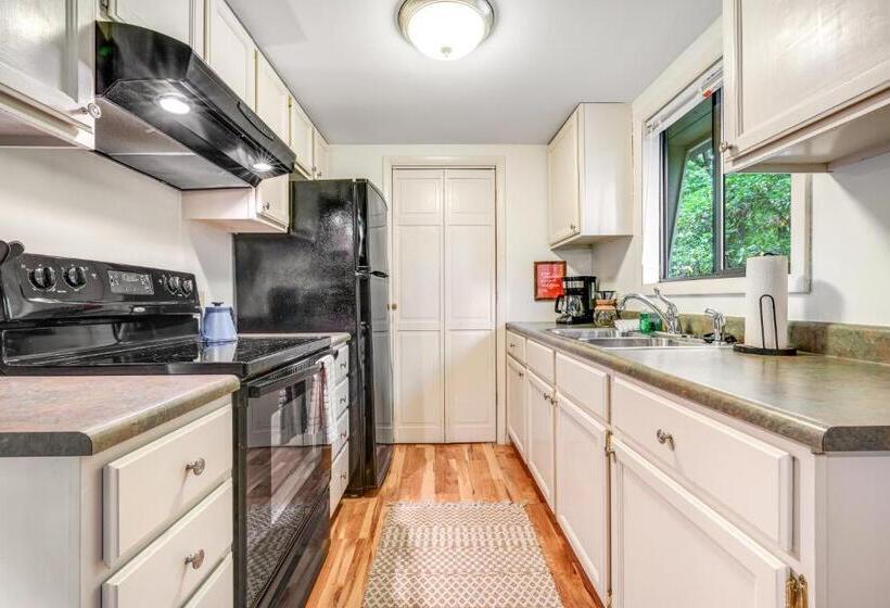 דירת חדר, Hemlock Hideaway