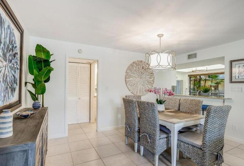 شقة غرفتين, Wild Pines