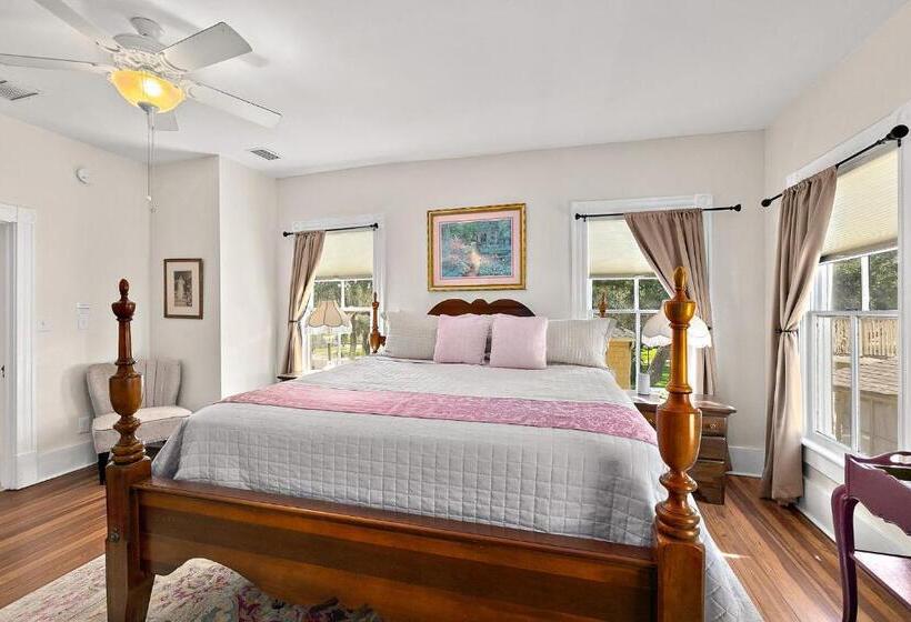 חדר דחוקס עם מיטת קינג, Golden Magnolia Marina Resort