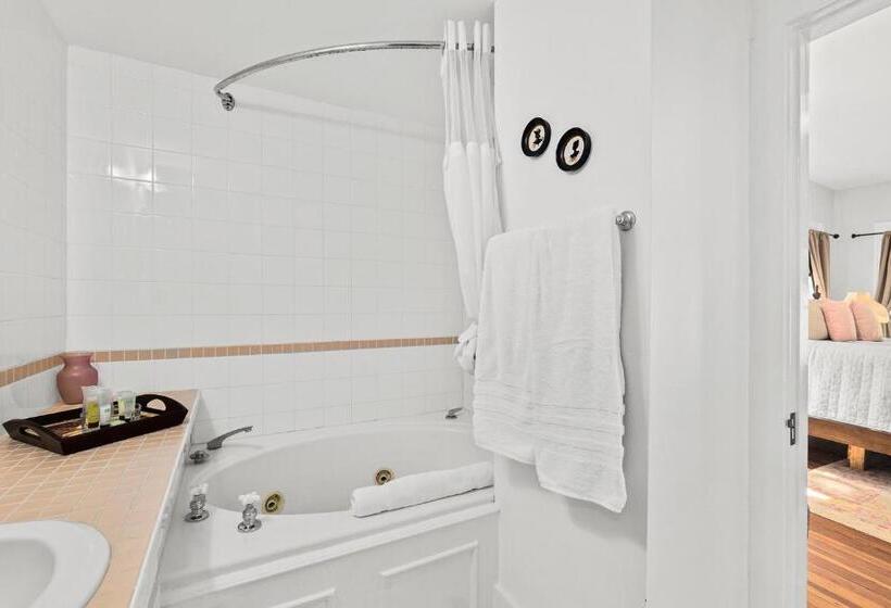 חדר דחוקס עם מיטת קינג, Golden Magnolia Marina Resort