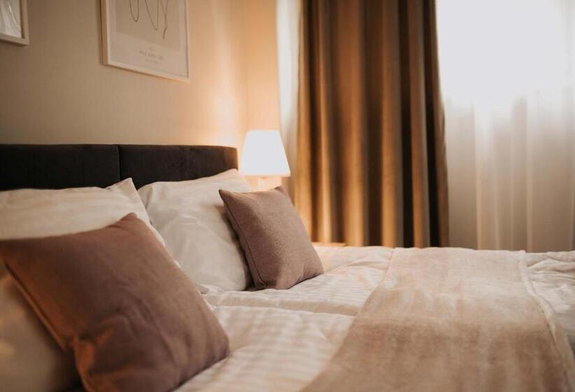 غرفة قياسية ثلاثية, Villa Adele