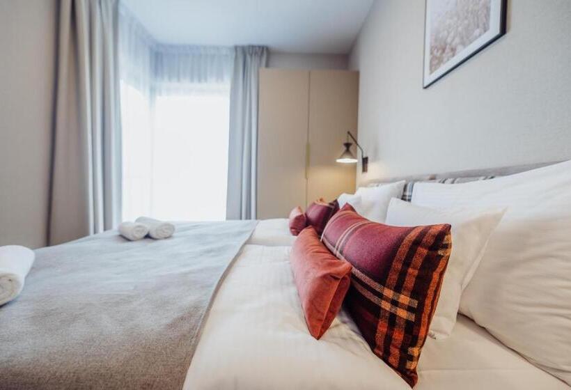 شقة غرفة واحدة, Green Adults