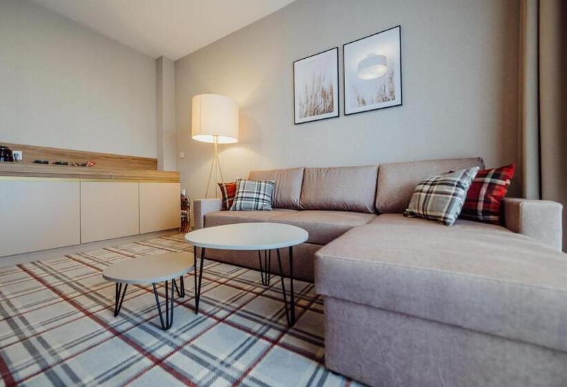 شقة غرفة واحدة, Green Adults