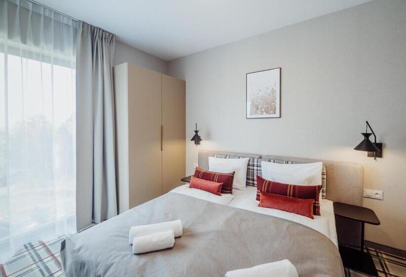 شقة غرفة واحدة, Green Adults