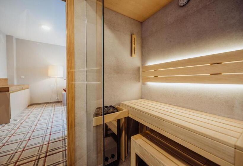 شقة غرفة واحدة, Green Adults