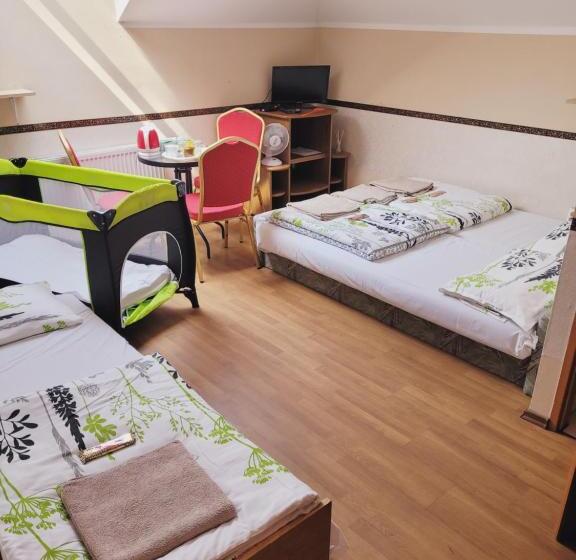 Quarto Triplo Estandar, Delmajk