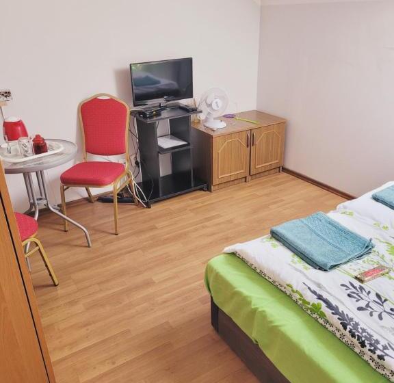 Трехместный Номер Стандарт Совместная Ванная, Delmajk