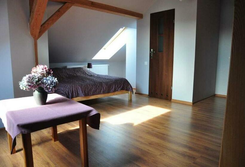 غرفة عائلية, Modrzewiowe Wzgorze