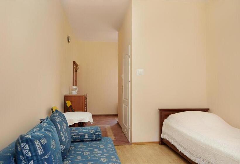 庭の見えるスタンダードトリプルルーム, Dom Na Wzgórzu