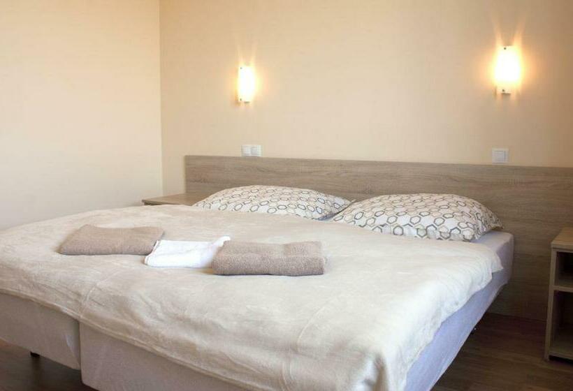 标准间, Zajazd U Marcela