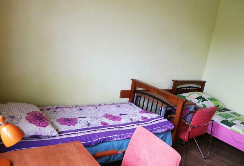 חדר סטנדרט לשלושה עם חדר אמבטיה משוף, Dom Studenta Pans   Akademik, Hostel