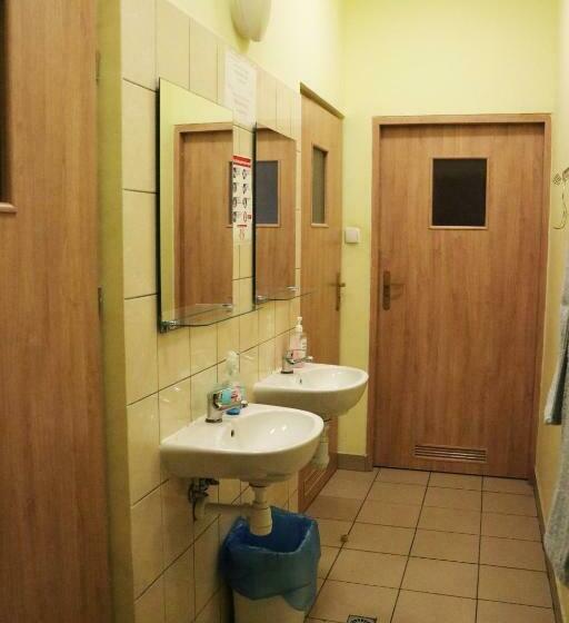 חדר סטנדרט לשלושה עם חדר אמבטיה משוף, Dom Studenta Pans   Akademik, Hostel