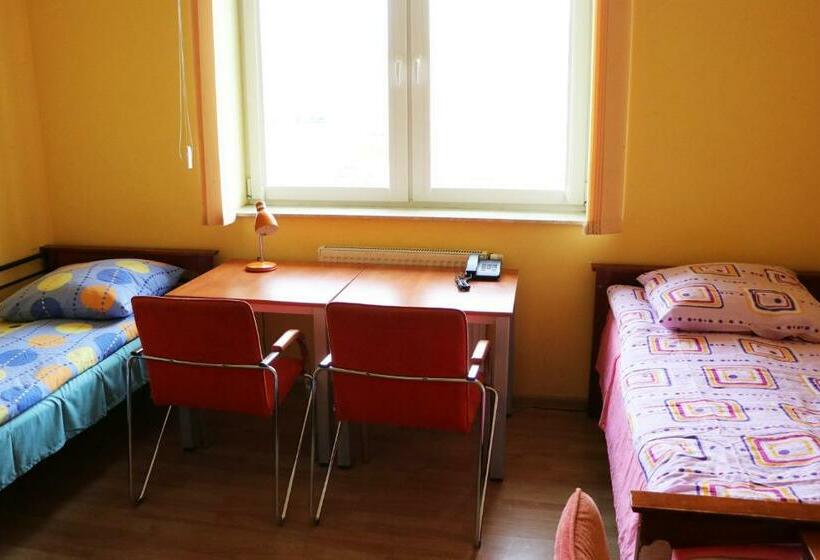 חדר סטנדרטי לארבעה עם חדר אמבטיה משותף, Dom Studenta Pans   Akademik, Hostel