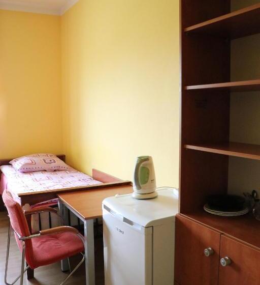 חדר סטנדרטי לארבעה עם חדר אמבטיה משותף, Dom Studenta Pans   Akademik, Hostel