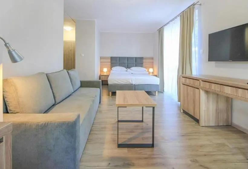 Standard Neljän Hengen Huone Parveke, Family Holiday Spa&resort