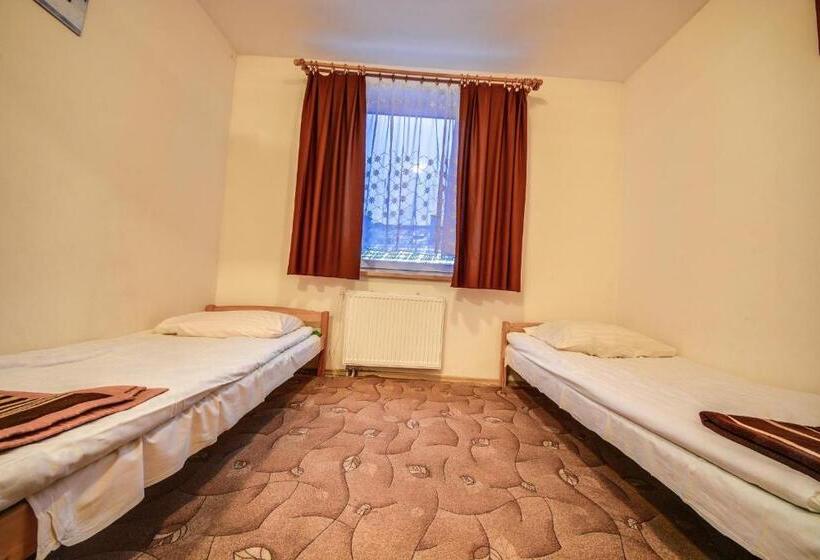 标准三人间, Gościniec Strwiąż