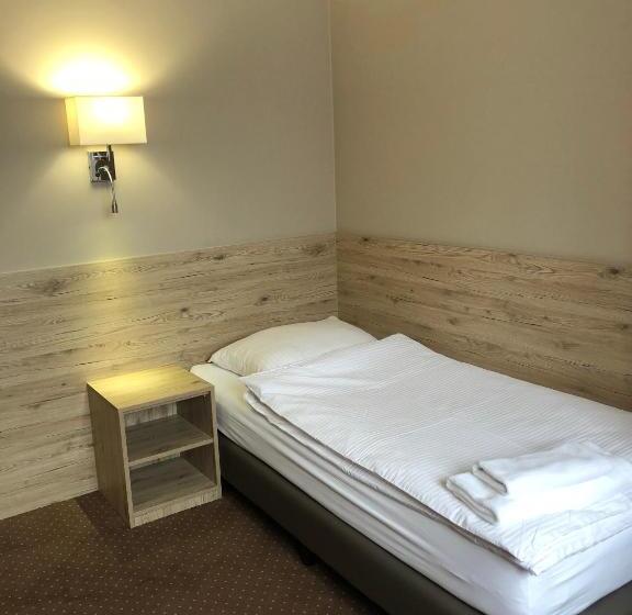 اتاق استاندارد یک نفره, Krystyna