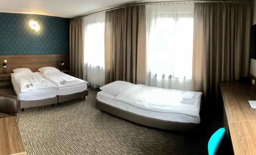 اتاق استاندارد سه نفره, Krystyna