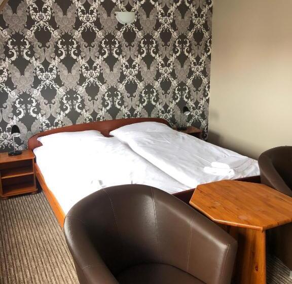 اتاق استاندارد سه نفره, Krystyna