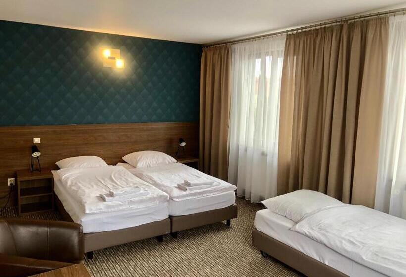 اتاق استاندارد سه نفره, Krystyna