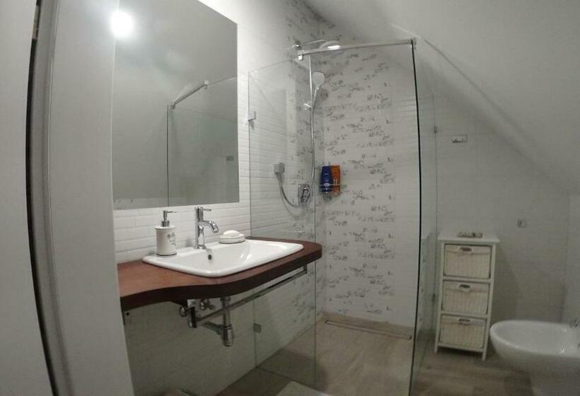 غرفة قياسية, W Dolinie Sanu