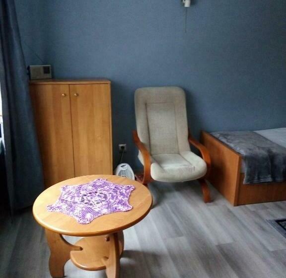 Семейное Студио, Motelik Lukitas