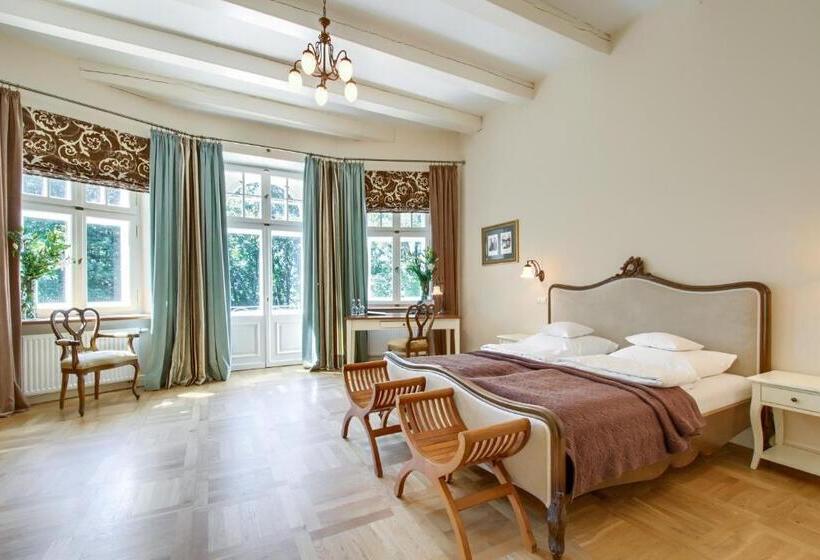 شقة غرفة واحدة, Pałac Zdunowo