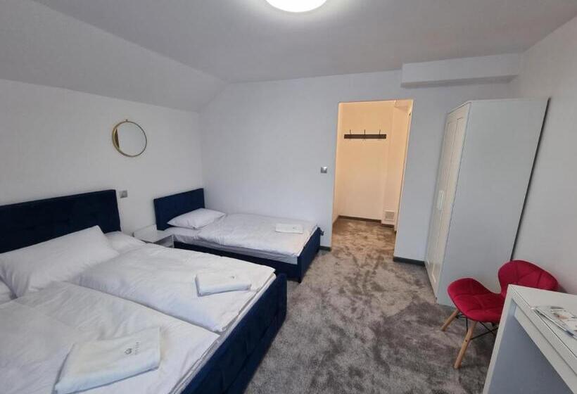 带阳台的三人标准间, Snow Queen