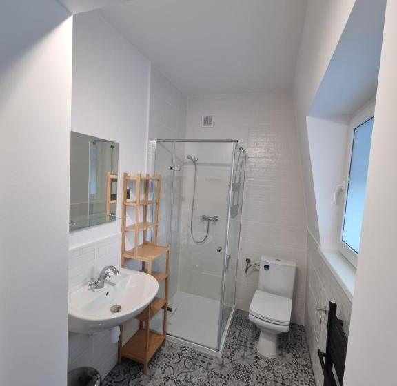 带阳台的三人标准间, Snow Queen