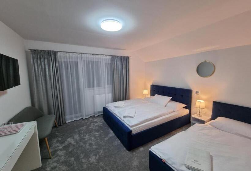 带阳台的三人标准间, Snow Queen